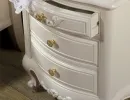 particolare comodino bianco