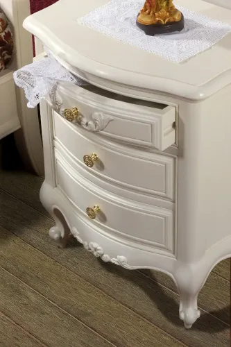 particolare comodino bianco